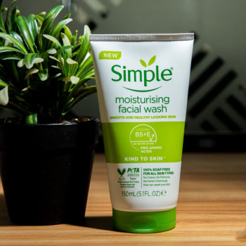 SIMPLE MOITURISING FACIAL WASH B5+E-150ML